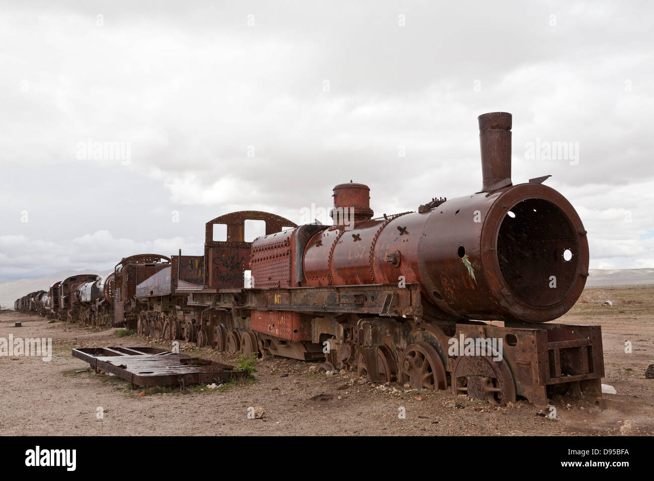 Cemeterio de trenes, tren cementerio fuera de Uyuni, Salar Tours, Altiplano, sudoeste de Bolivia Foto de stock