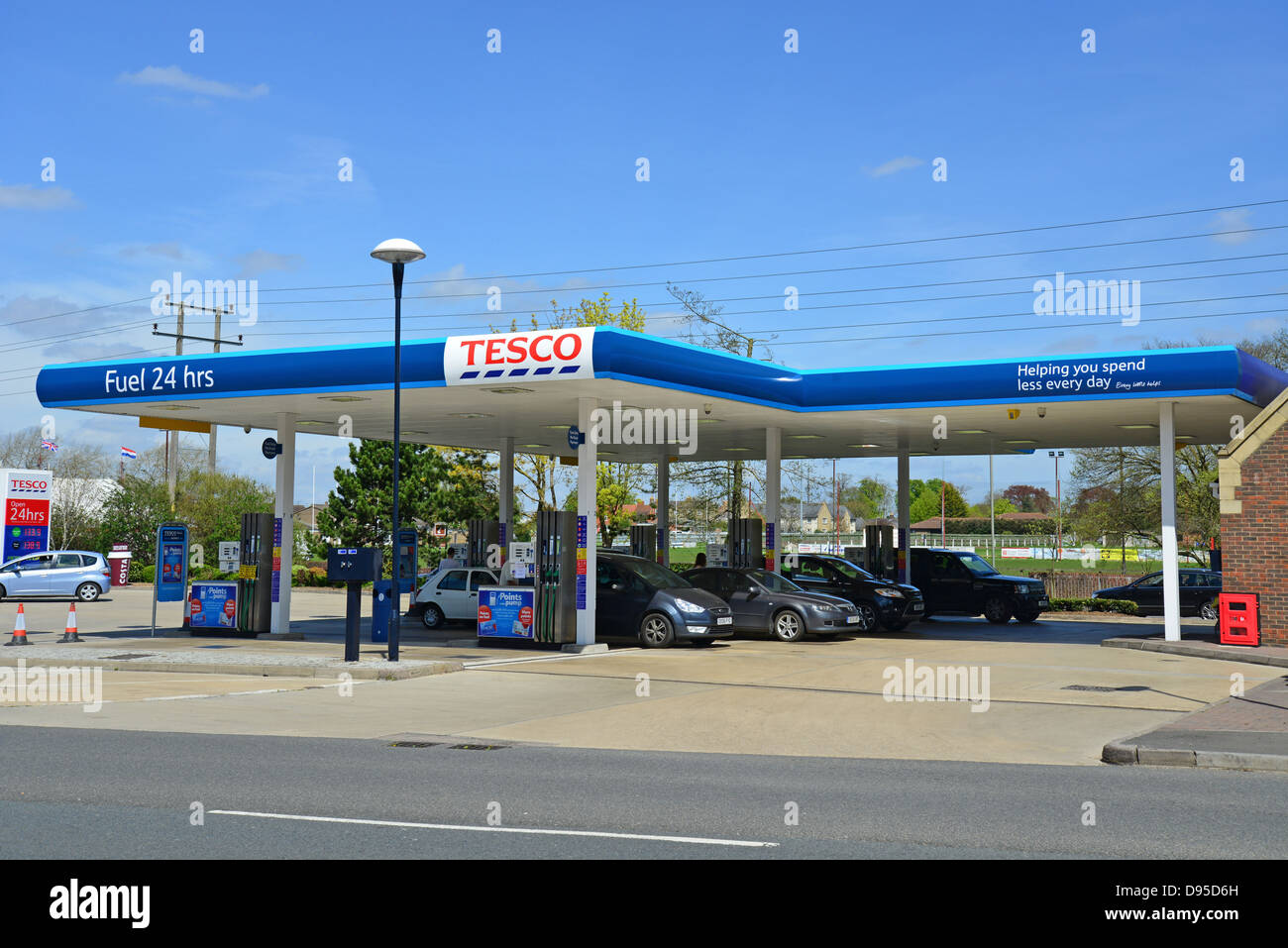 Supermercado Tesco 24 horas, estación de servicio, unidad Pingle Bicester, Oxfordshire, Inglaterra, Reino Unido Foto de stock
