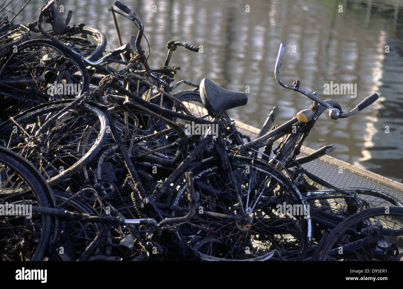 Abandoned bicycles amsterdam holland fotografías e imágenes de alta  resolución - Alamy
