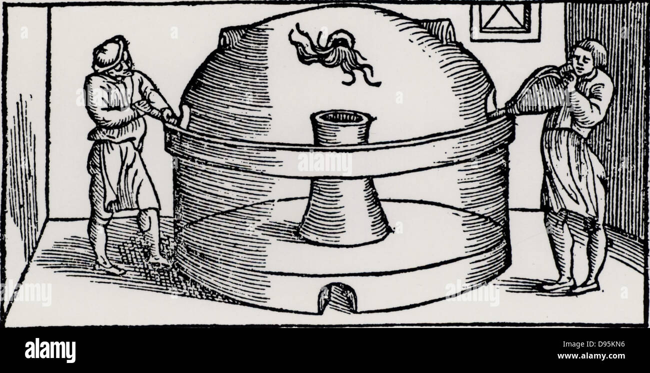Reverberatory horno para fundir metales. Desde 'De la pirotechnia" por Vannoccio Biringuccio (Venecia, 1540). Foto de stock