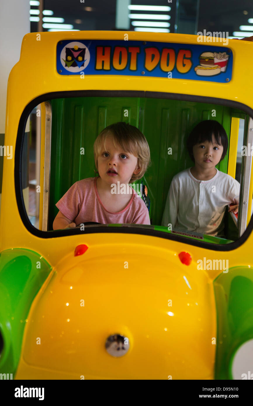 Niño de 3 años conduce un camión hot dog jugar con una niña de 3 años de  edad como pasajero en shopping Mall, Sydney, Australia Fotografía de stock  - Alamy