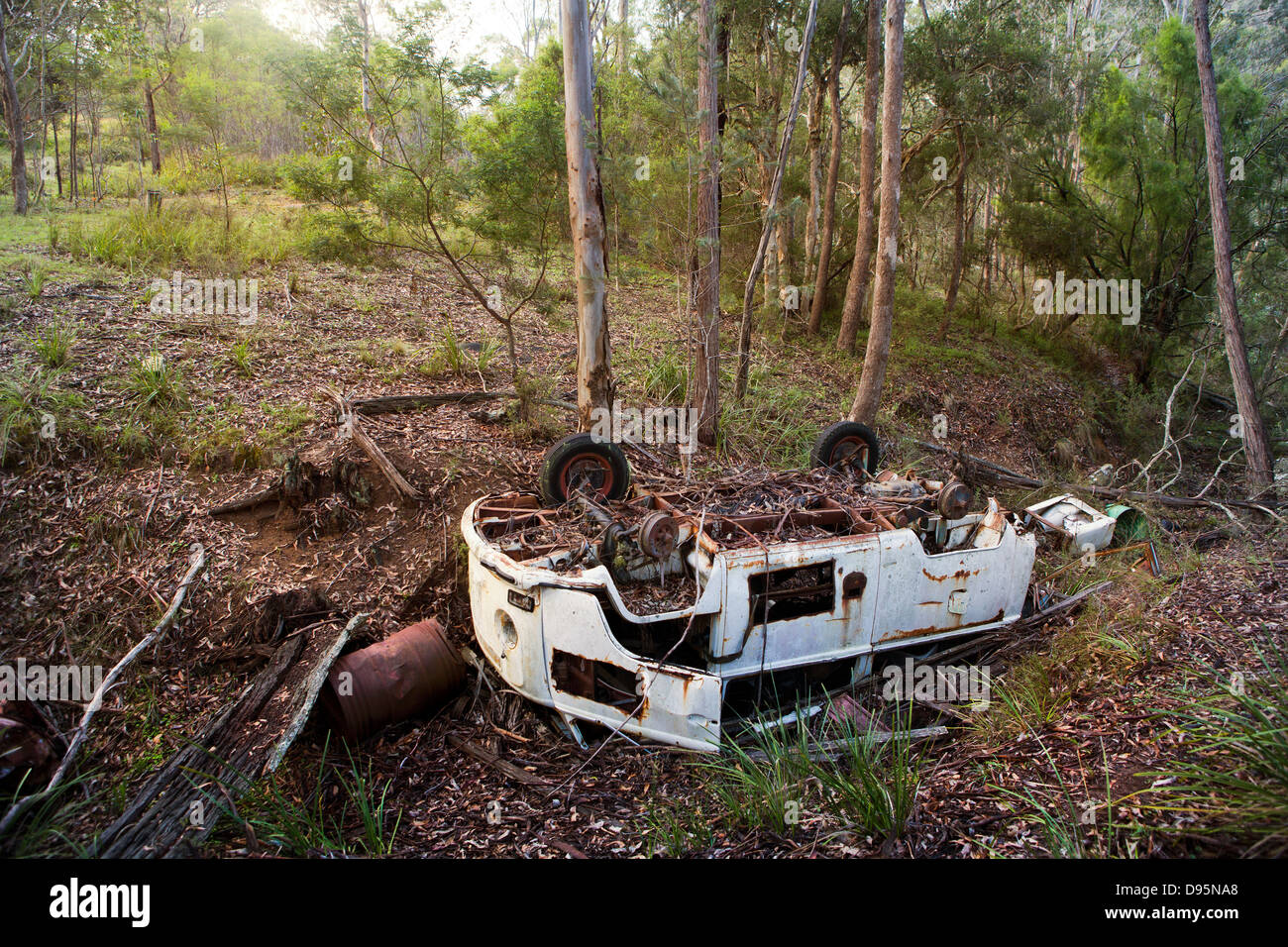 Abandonada la oxidación blanca autocaravana naufragio en un bosque en el bosque australiano Foto de stock