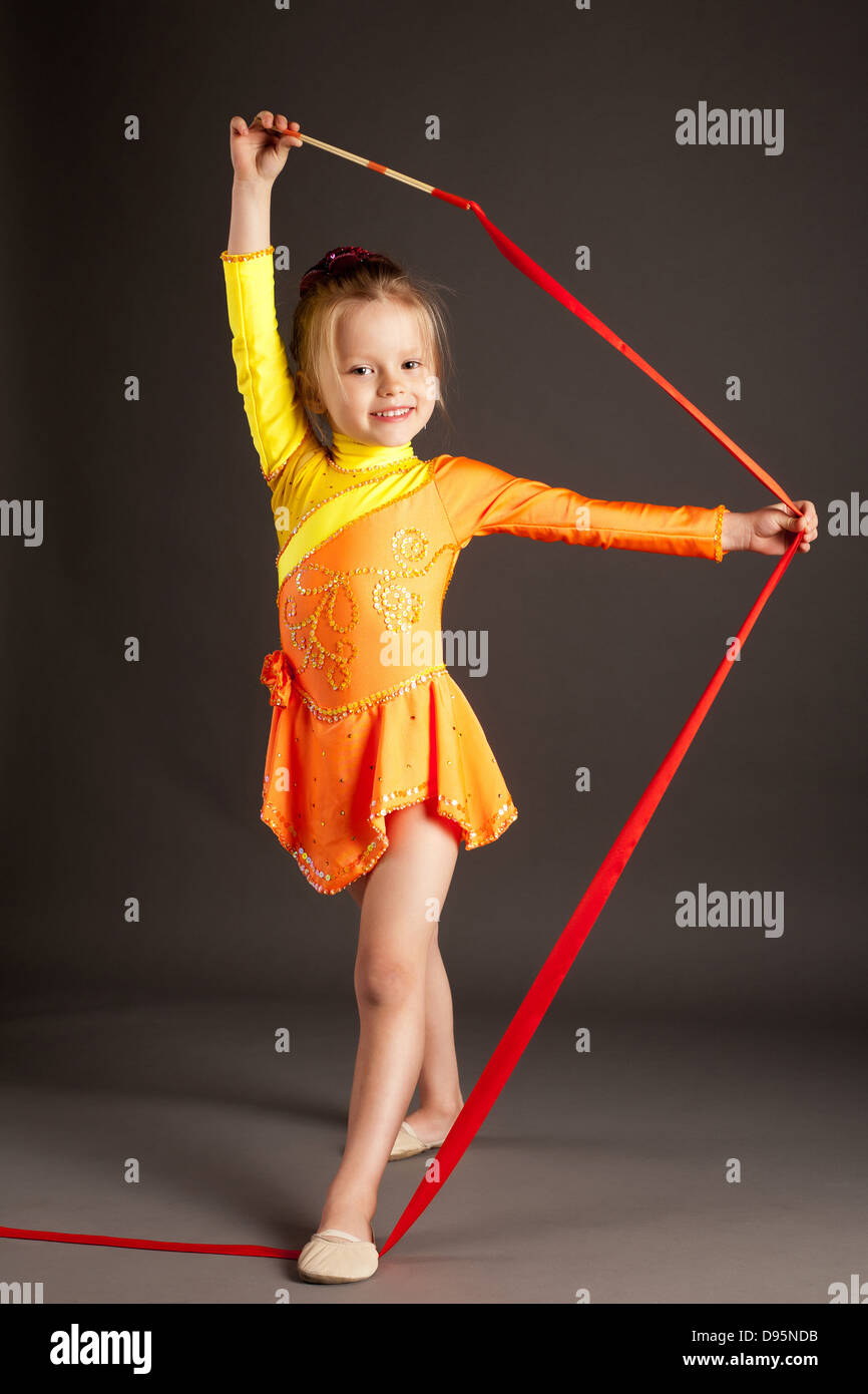 Niña haciendo gimnasia rítmica con cinta Fotografía de stock - Alamy