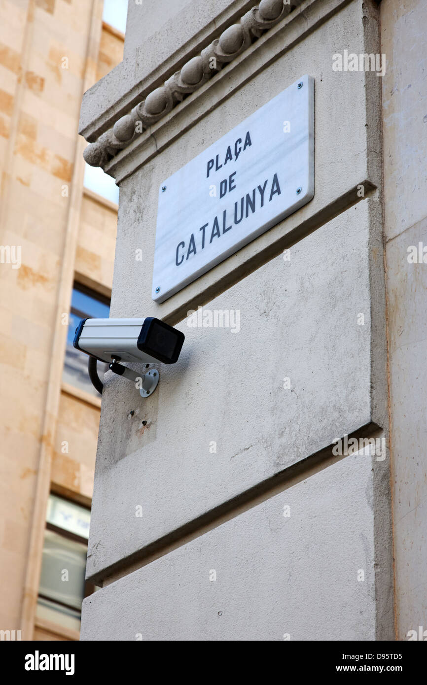 Cctv cámaras de seguridad en la plaça de Catalunya, Barcelona, Cataluña,  España Fotografía de stock - Alamy