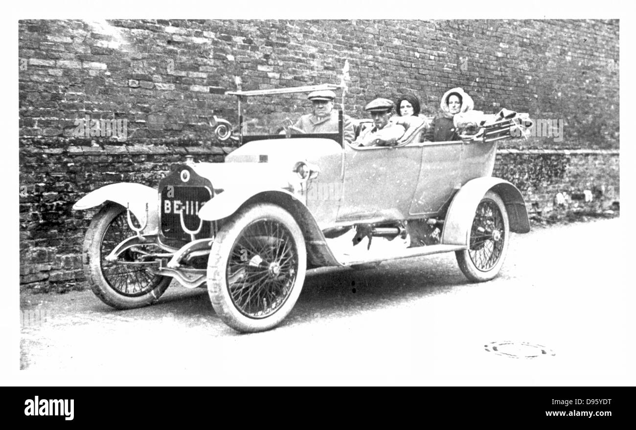 Excursión familiar en un tourer, posiblemente un Bianchini, c1920. Foto de stock