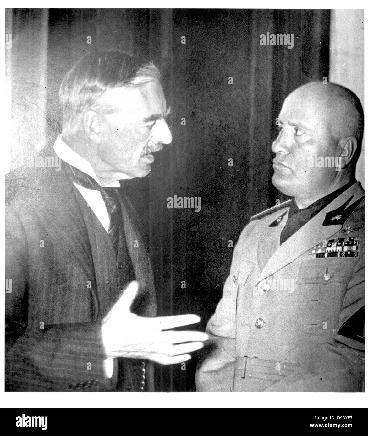 Neville Chamberlain, Primer Ministro británico, en conversación con el