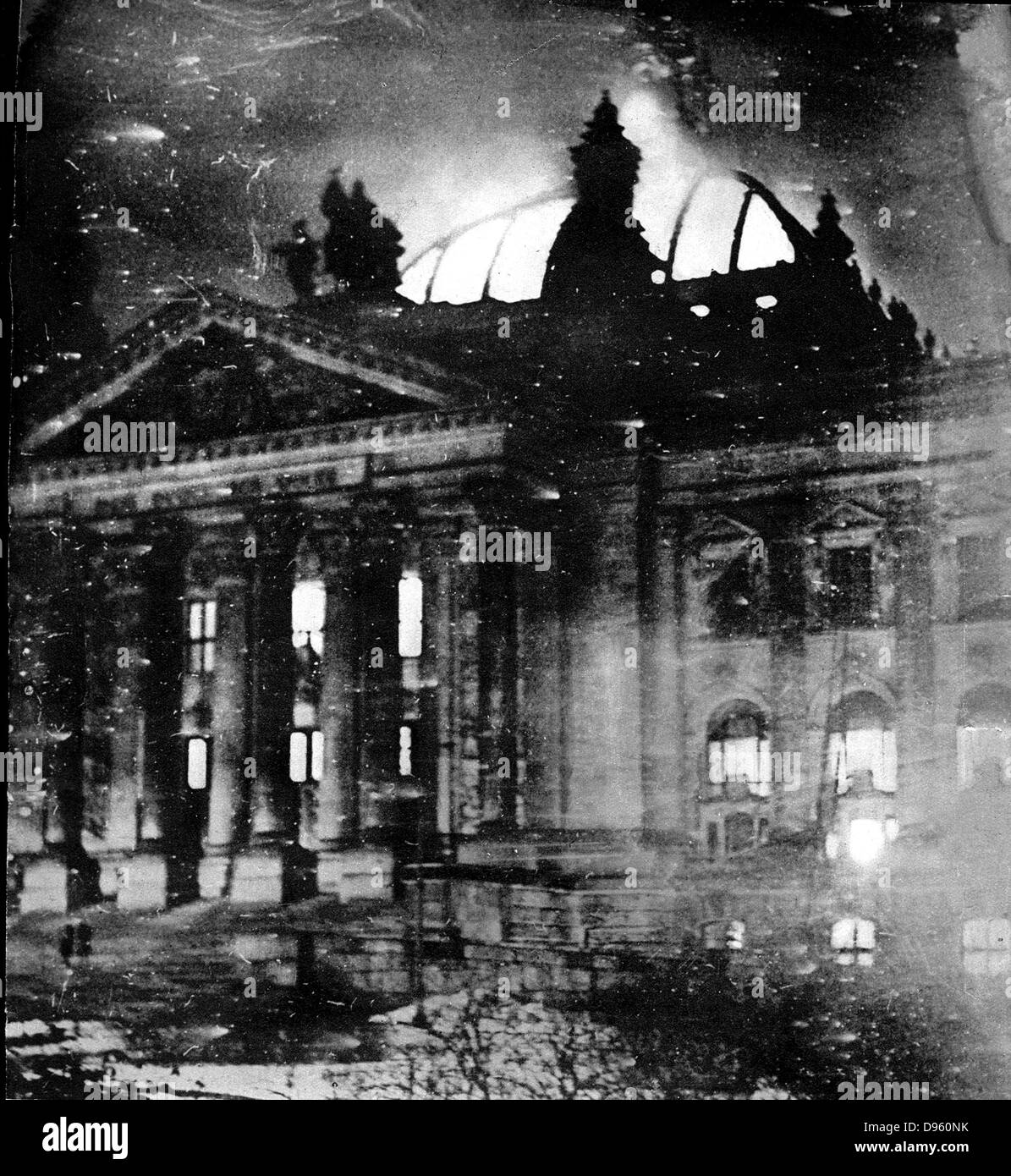 El 27 de febrero de 1933, el edificio del Reichstag fue objeto de un ataque incendiario. Este evento fue fundamental en el establecimiento de la Alemania Nazi. Foto de stock