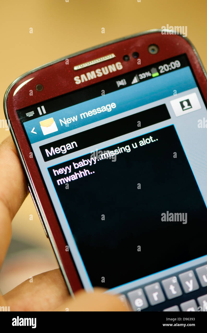 Cierre la pantalla de mensajes de texto en el teléfono móvil Foto de stock