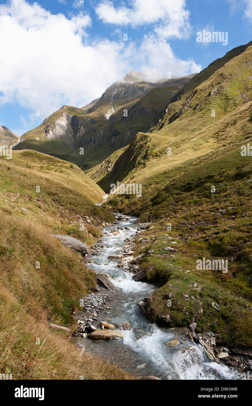 Italia, Vista de Pfunderer Berge con stream Foto de stock