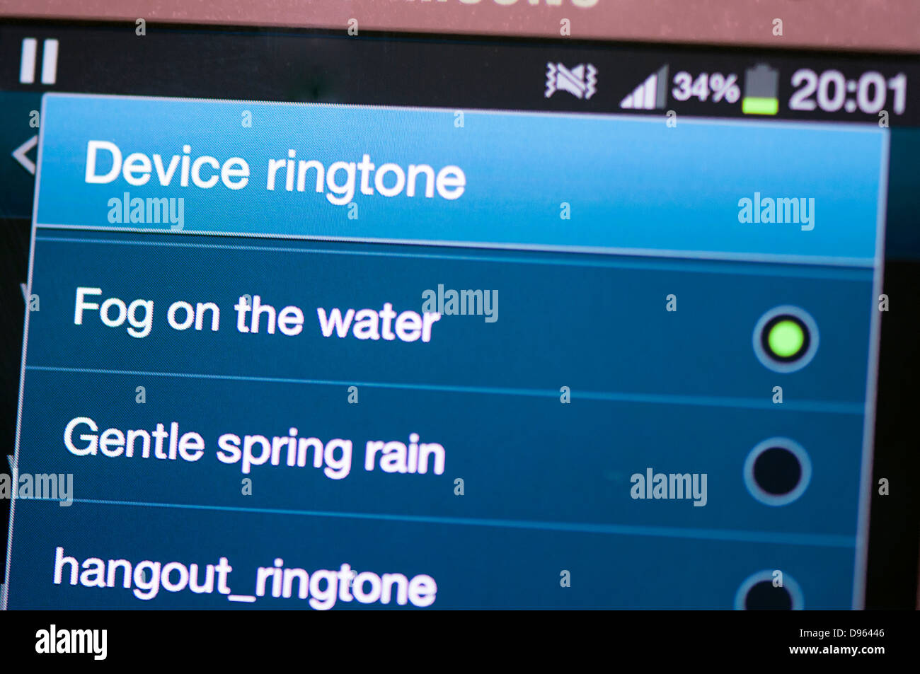 Selección de tono de llamada en la pantalla del teléfono móvil Foto de stock