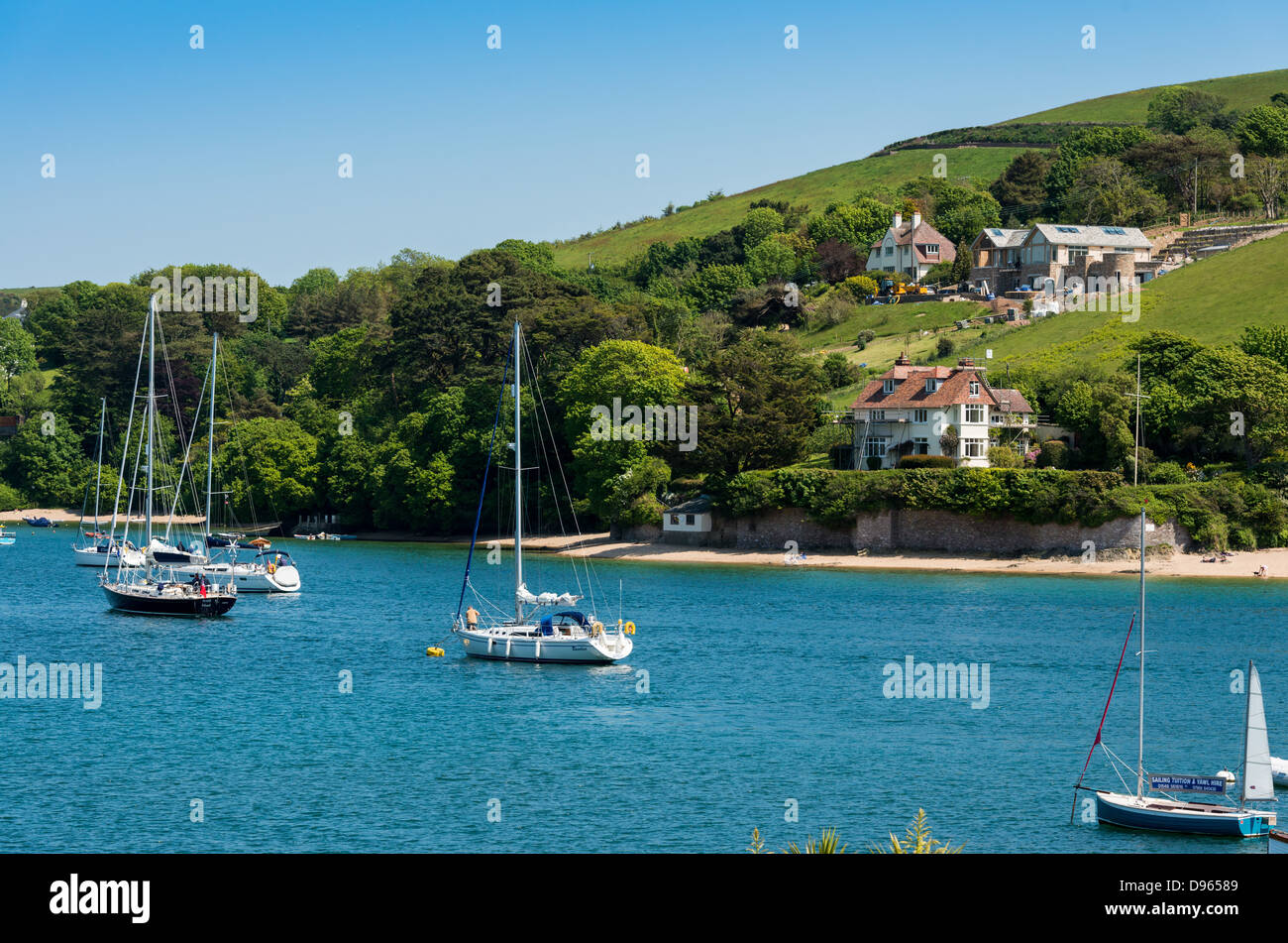 Salcombe y East Portlemouth, Devon. 3 de junio de 2013. Yates y barcos amarrados en el estuario de Kingsbridge y en Salcombe. Foto de stock