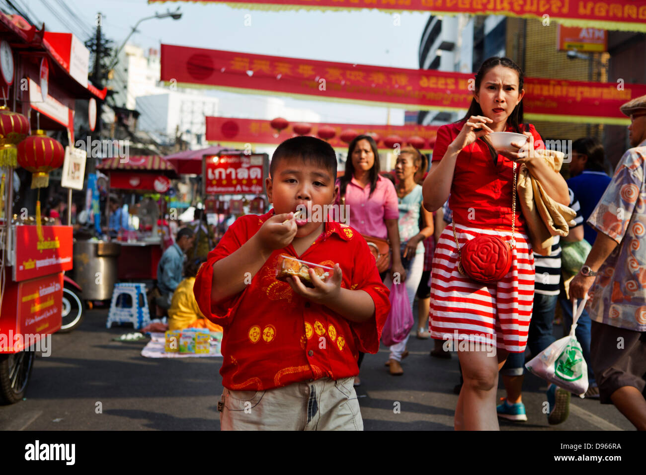 Fat Boy de comer en la calle en las celebraciones del Año Nuevo en el barrio chino de Bangkok Foto de stock