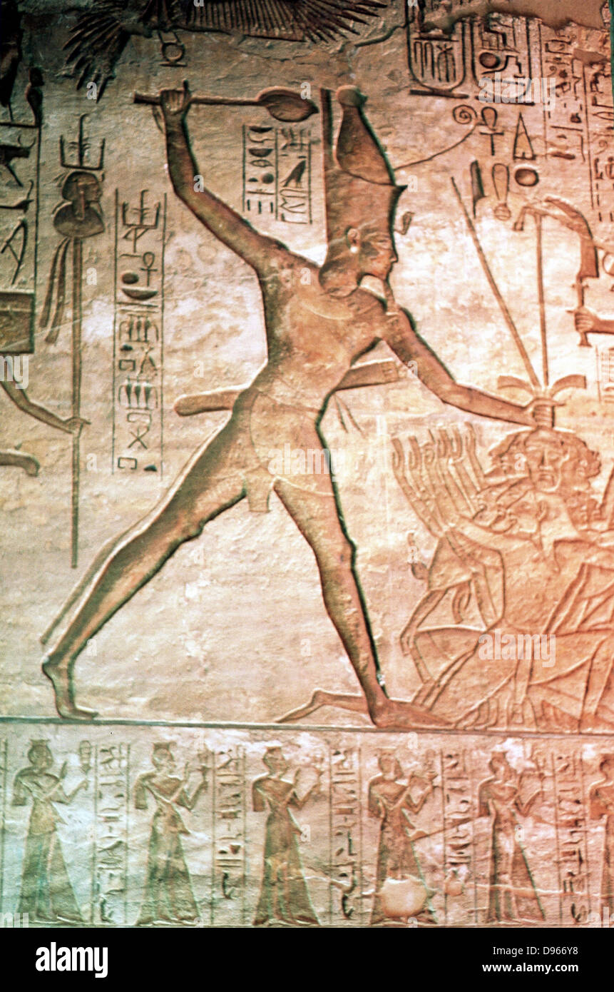 Rameses II el Grande (1304-1237 BC) captura y somete el enemigo hitita. Alivio de la piedra caliza, el Templo de Abu Simbel. Foto de stock