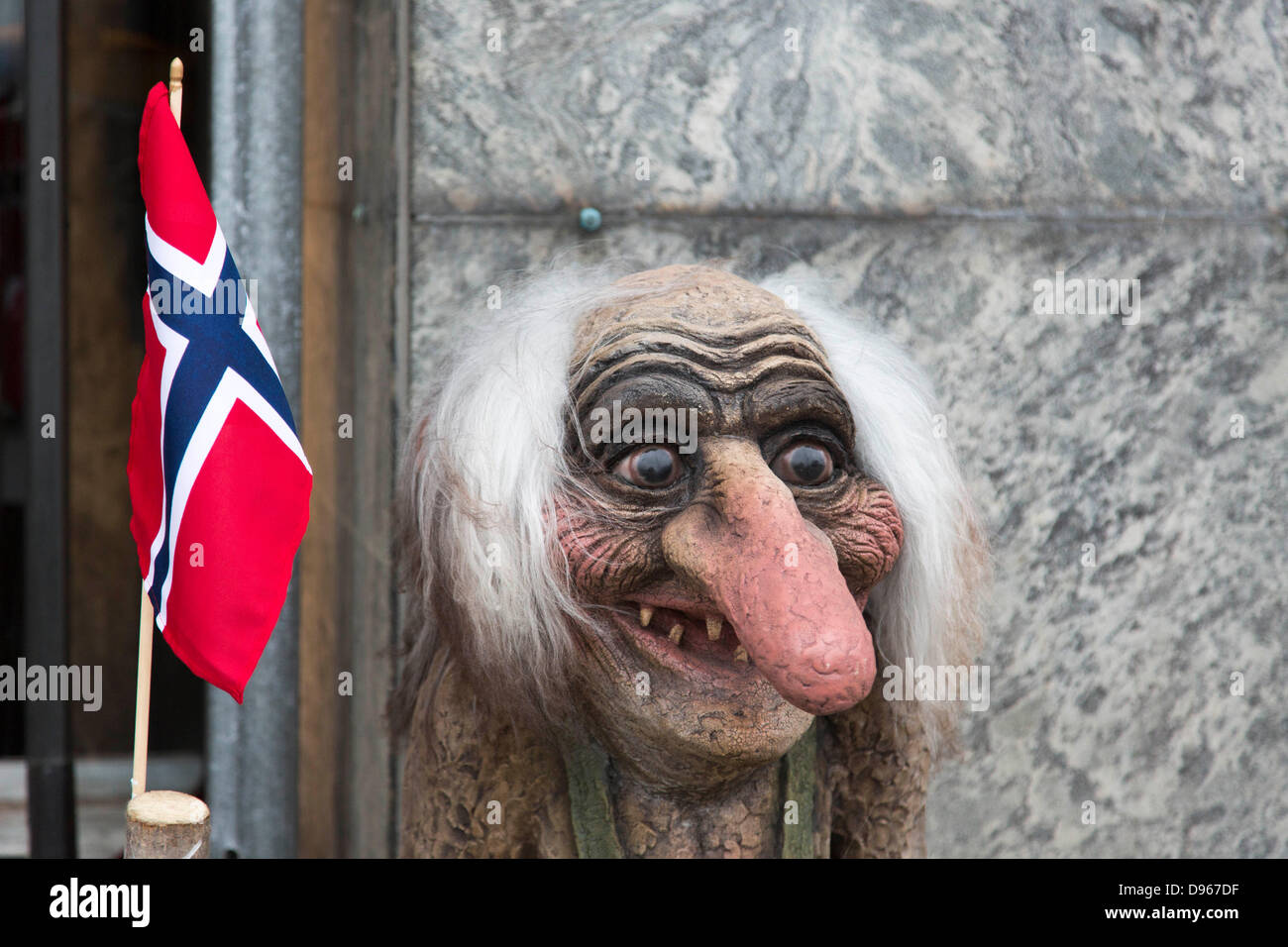 Troll con bandera noruega publicidad para una tienda en Oslo Foto de stock