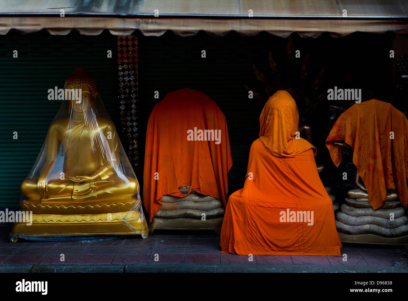 Envuelto en venta figuras budistas, Bangkok, Tailandia Foto de stock