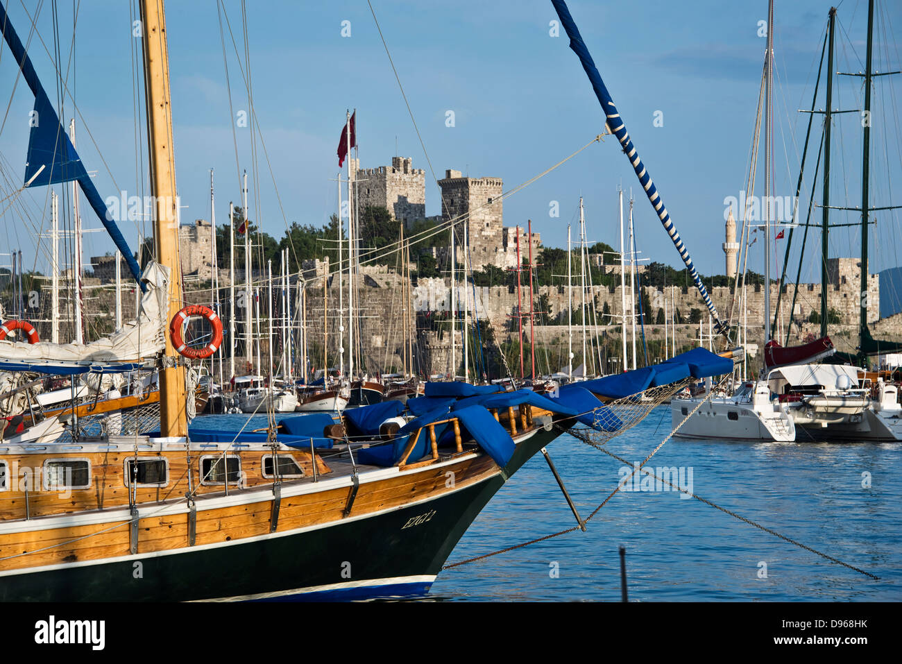 Velero en el puerto de Bodrum, el castillo de San Pedro, en el fondo, Turquía Foto de stock