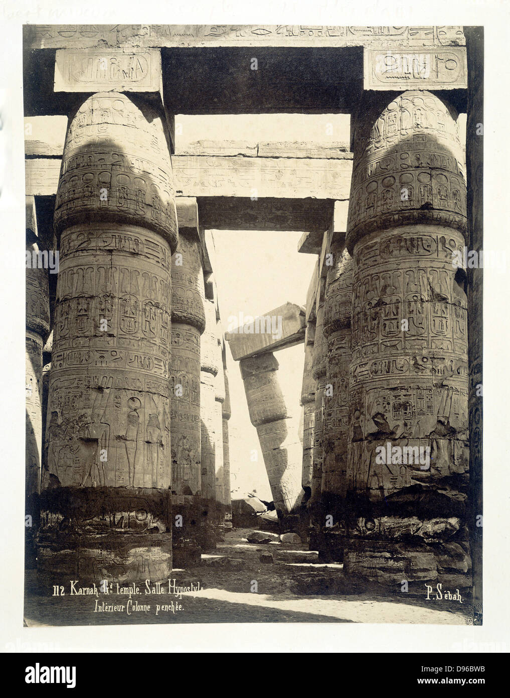 Fotografía de la sala hipóstila salen en Karnak, Egipto Foto de stock