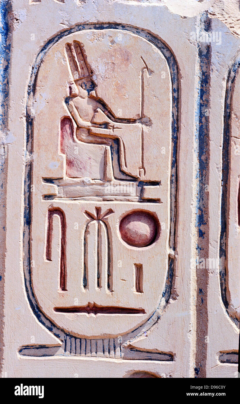 Orla tallada en piedra que representa a un dios egipcio Foto de stock