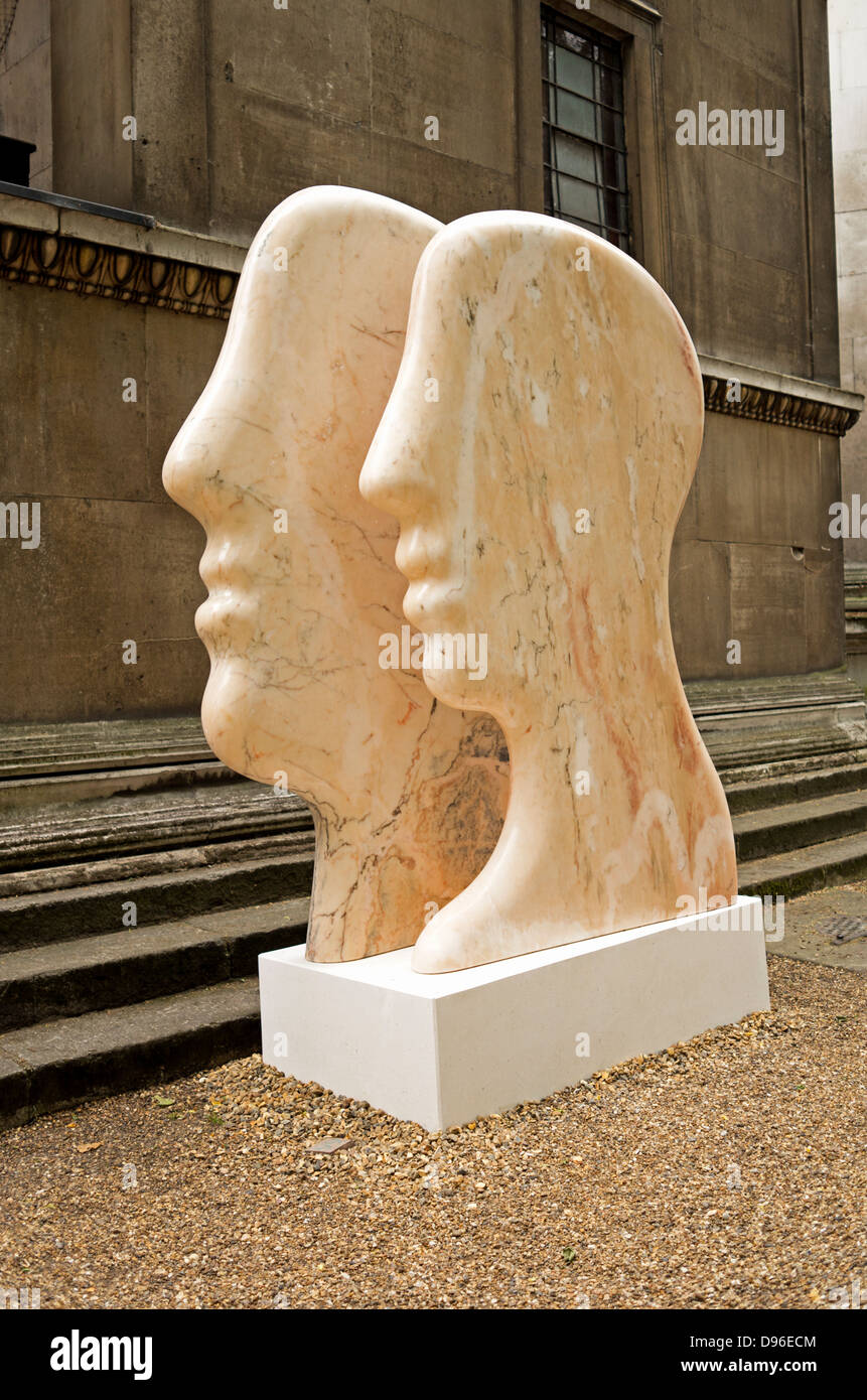 Esculturas en piedra en el año 2013 Onform exposición en la galería de la Cripta, St Pancras Londres. Foto de stock