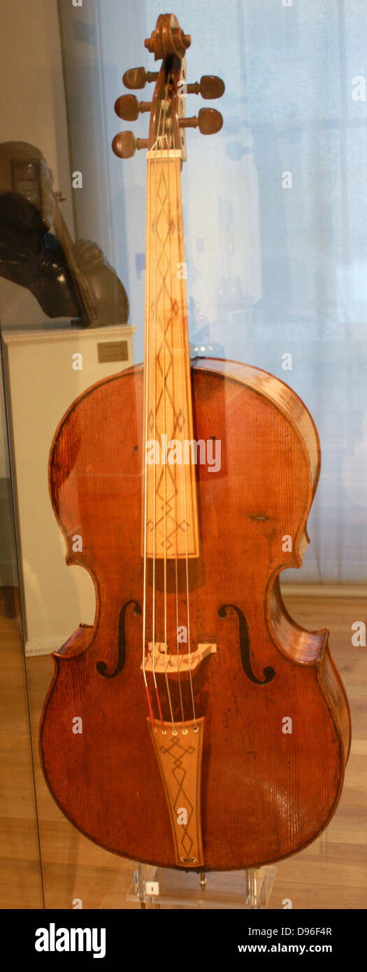 Antonio Amati (1543-1617) y Girolamo Amati (1561-1630). Five-Stringed Cello Cremona, c. 1605. Este magnífico violonchelo es el único sobreviviente de un italiano clásico ejemplo de instrumento de su tipo. Se caracteriza por su amplia, squat sección media. El arco delantero relativamente plana contrasta con la fuller contornos de la espalda. Foto de stock