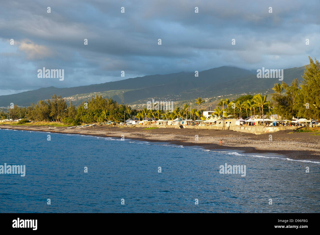 El litoral volcánico y el mercado en la aldea de San Pablo en la isla francesa de la reunión, en el Océano Índico. Foto de stock