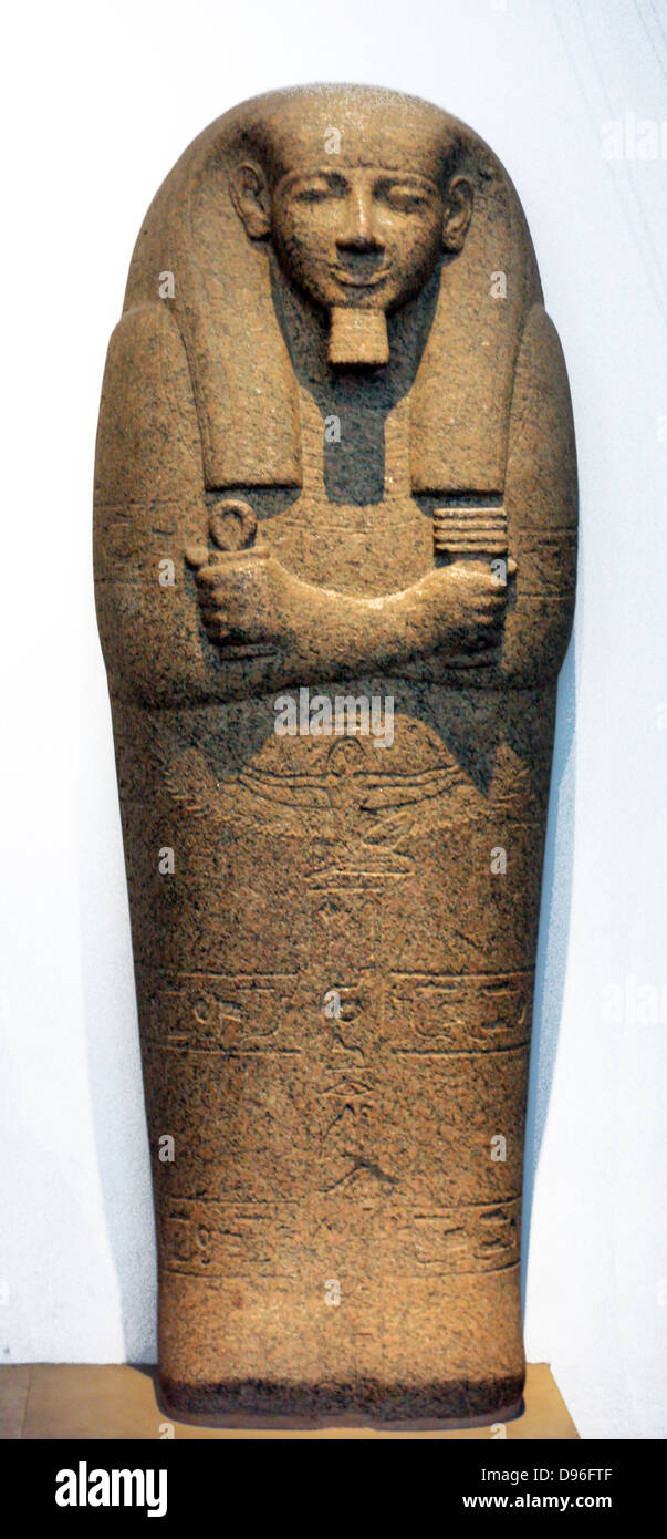 Tapa del sarcófago de granito rojo Pahemnetjer. Xix dinastía (aprox. 1250 BC) egipcio. Posiblemente de Saqqara. Perteneció al ataúd del sumo sacerdote de Ptah. Foto de stock