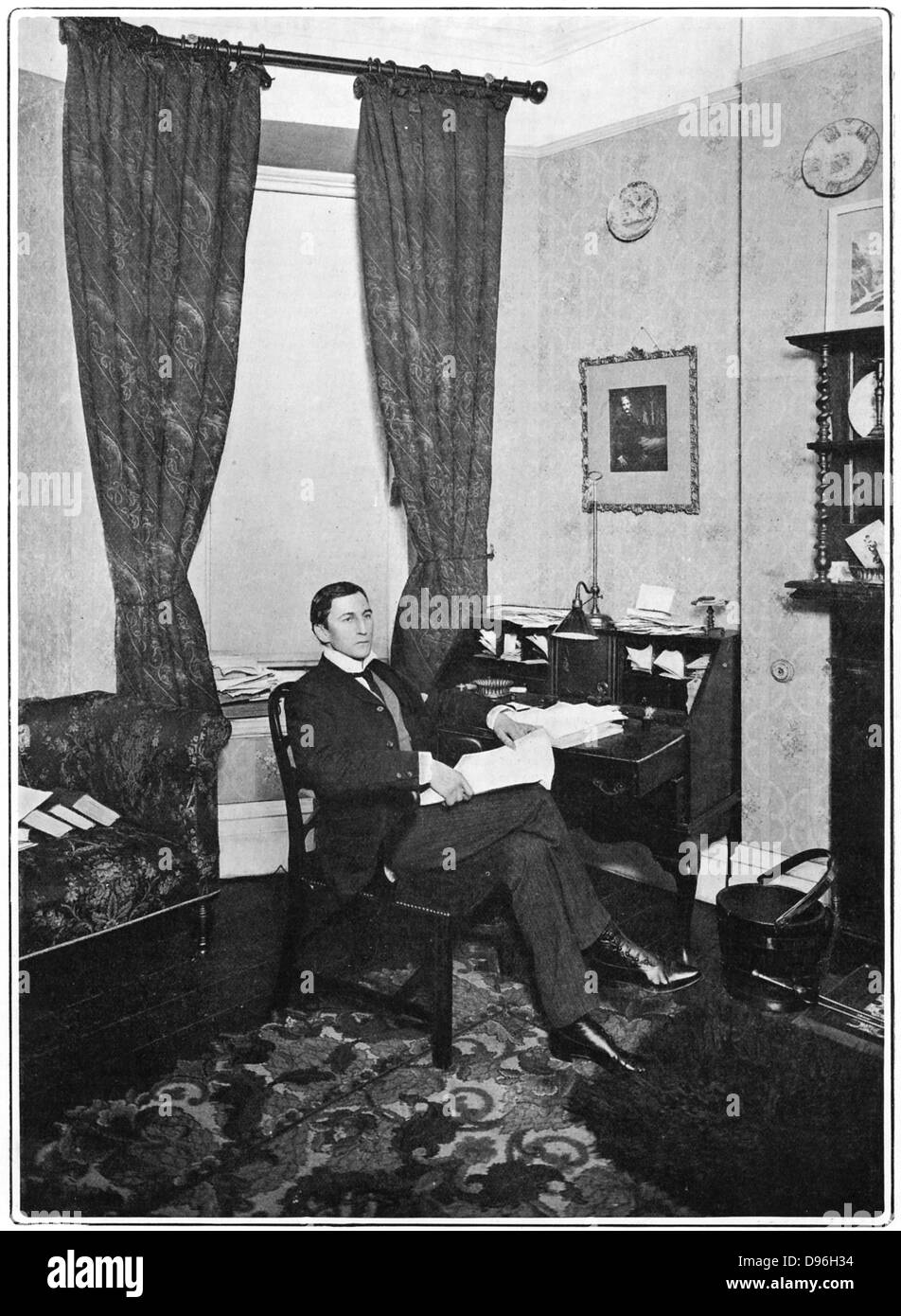 Alfred Edward Woodley Mason (1865-1948) en su escritorio, 1902. AEW Mason,  novelista inglesa es mostrado en el momento de 'Las Cuatro Plumas', su  mejor conocida novela apareció Fotografía de stock - Alamy