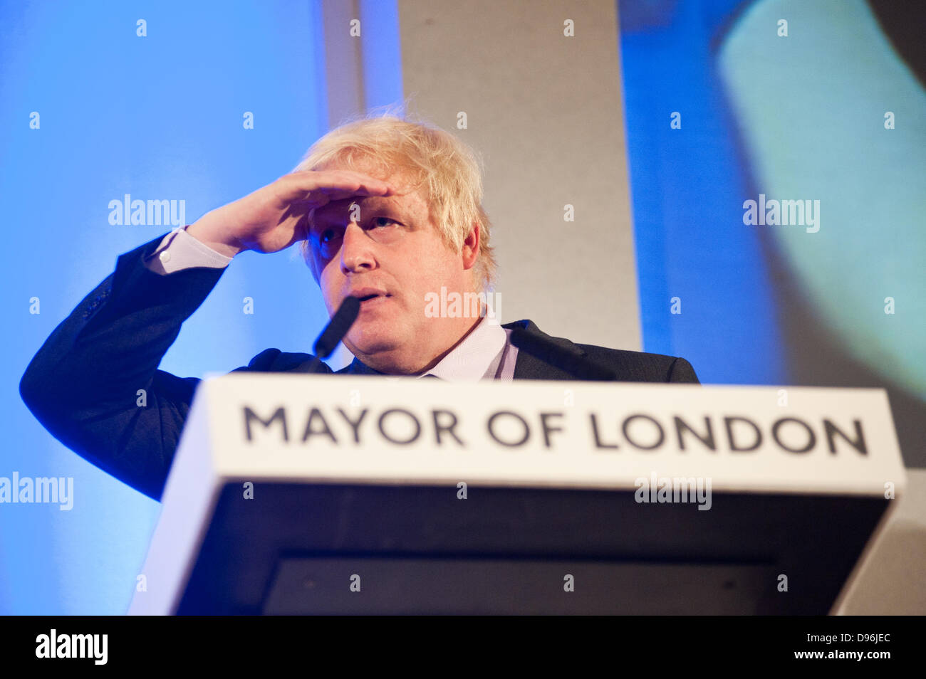 Londres, Reino Unido. 12 de junio de 2013. El Alcalde de Londres, Boris Johnson, responde a las preguntas de los londinenses sobre el capital en el debate anual del estado de Londres. Crédito: Piero Cruciatti/Alamy Live News Foto de stock