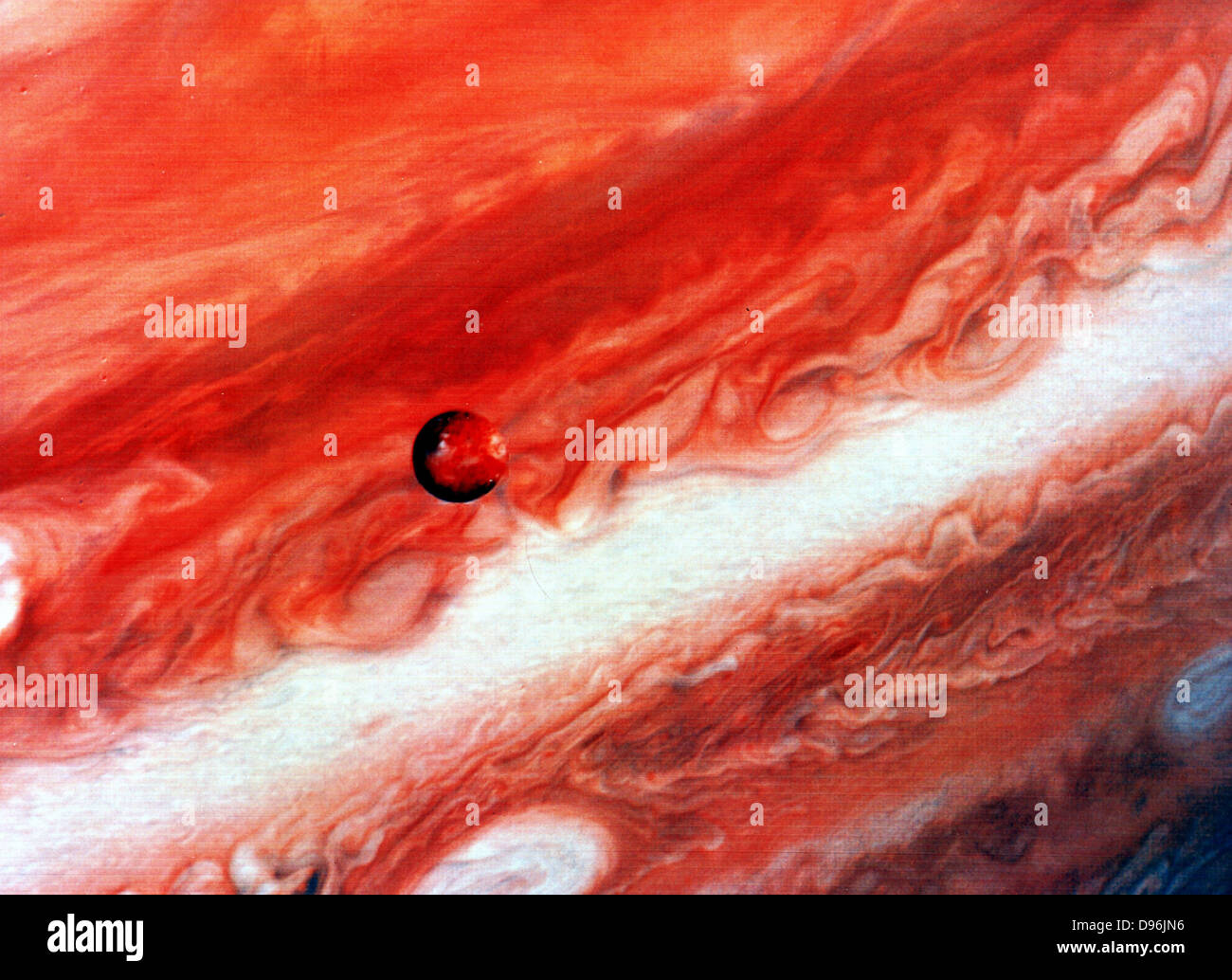 Mosaico de Júpiter y su satélite interior lo. Fotografía de la NASA. Foto de stock