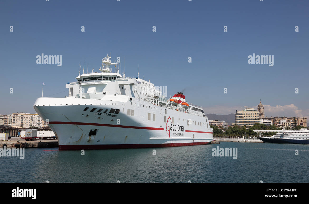 Acciona Trasmediterranea Ferry ship en el puerto de Málaga, España  Fotografía de stock - Alamy