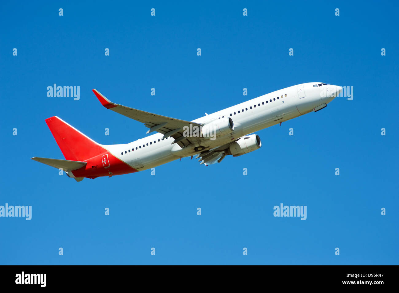 Gran avión de pasajeros volando en el cielo azul Foto de stock