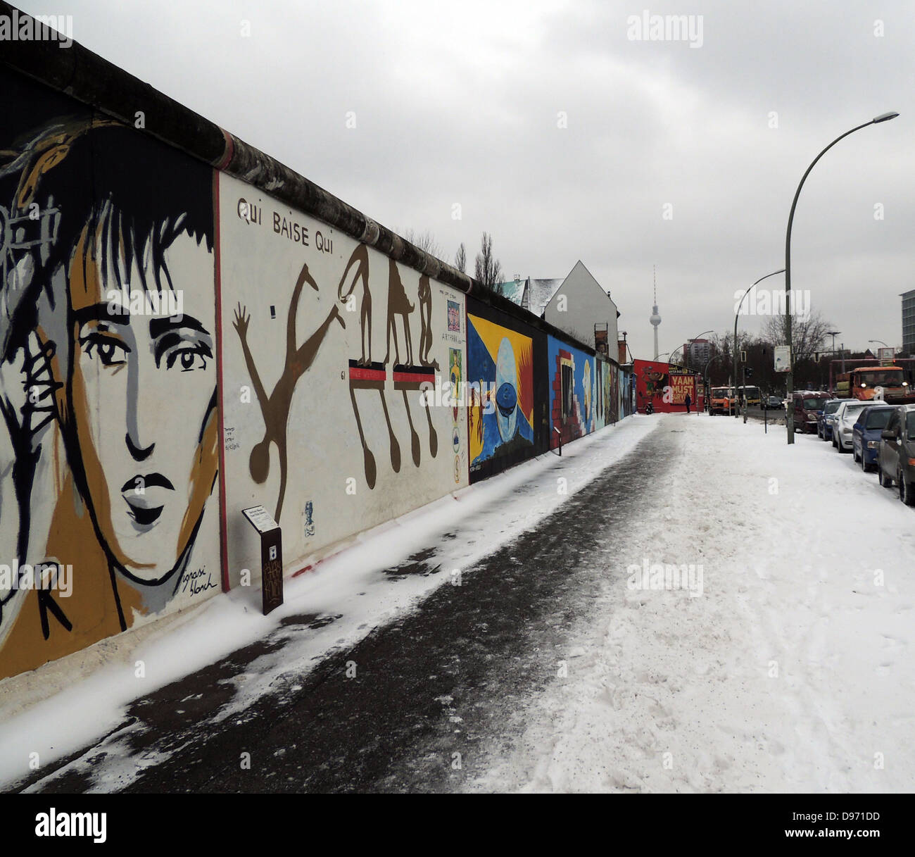 El muro de Berlín 1961-1989. Graffiti en la parte restante de la pared. La barrera construida por la Alemania oriental cortado completamente (por tierra), Berlín Occidental desde que rodea la parte oriental de Alemania y en Berlín Oriental. La barrera incluye torres de vigilancia colocados a lo largo de grandes muros de hormigón que circunscribe un área amplia (más tarde conocida como la 'muerte strip') que contenía anti-vehículo trincheras y otras defensas. Alrededor de 5.000 personas intentaron llegar a través de la pared, con una tasa de mortalidad de más de 600. Foto de stock