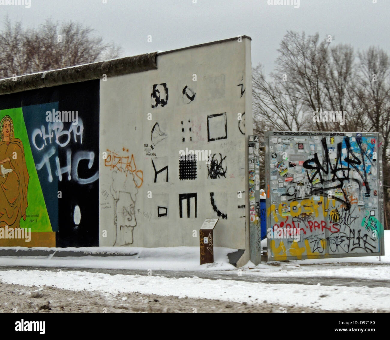 El muro de Berlín 1961-1989. Graffiti en la parte restante de la pared. La barrera construida por la Alemania oriental cortado completamente (por tierra), Berlín Occidental desde que rodea la parte oriental de Alemania y en Berlín Oriental. La barrera incluye torres de vigilancia colocados a lo largo de grandes muros de hormigón que circunscribe un área amplia (más tarde conocida como la 'muerte strip') que contenía anti-vehículo trincheras y otras defensas. Alrededor de 5.000 personas intentaron llegar a través de la pared, con una tasa de mortalidad de más de 600. Foto de stock
