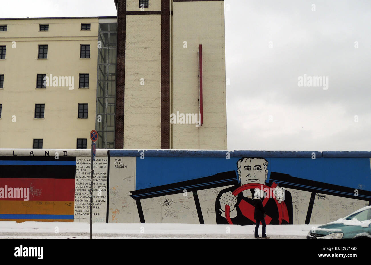 El muro de Berlín 1961-1989. Graffiti en la parte restante de la pared. La barrera construida por la Alemania oriental cortado completamente (por tierra), Berlín Occidental desde que rodea la parte oriental de Alemania y en Berlín Oriental. La barrera incluye torres de vigilancia colocados a lo largo de grandes muros de hormigón que circunscribe un área amplia (más tarde conocida como la 'muerte strip') que contenía anti-vehículo trincheras y otras defensas. Alrededor de 5.000 personas intentaron llegar a través de la pared, con una tasa de mortalidad de más de 600. Foto de stock