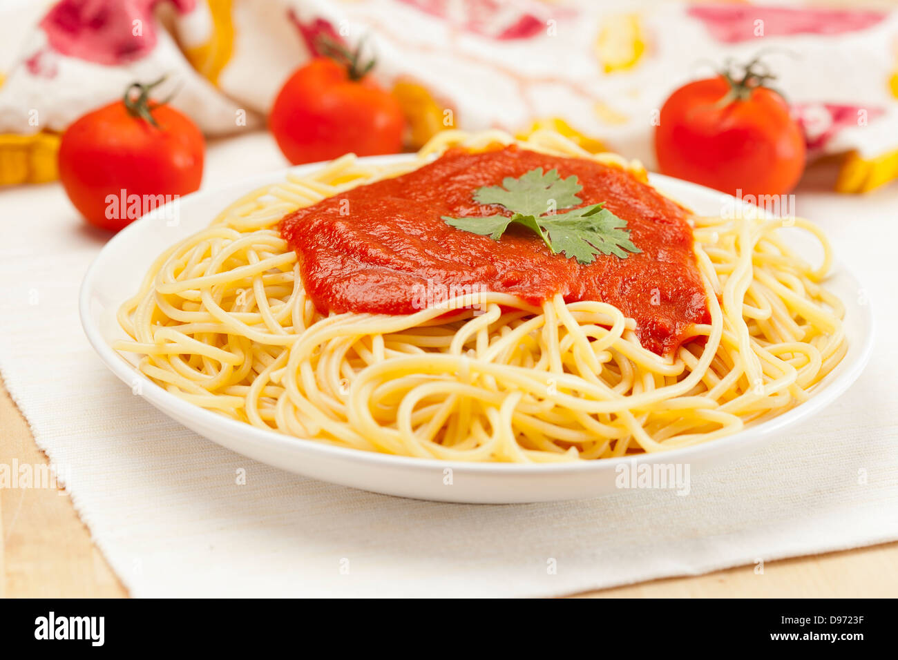 Granos Orgánicos Pasta con salsa de tomate Foto de stock