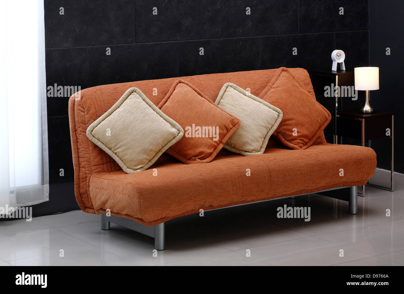 Un lujoso sofá-cama confortable y lindo cojines Fotografía de stock - Alamy