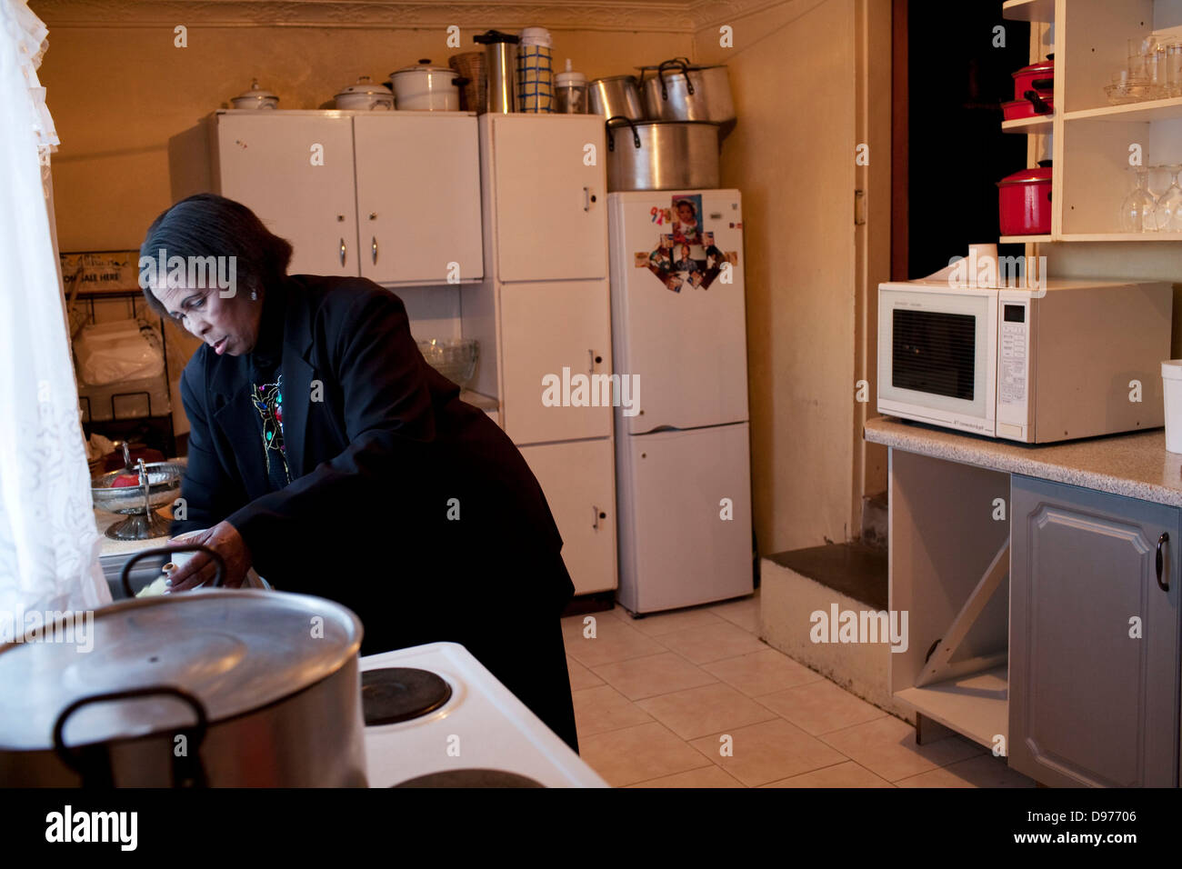 Sesenta y nueve años de edad, Alina Thonjeni lava los platos en la cocina guesthouse Ella es madre soltera de cuatro hijos tiene exactamente ordenar Foto de stock