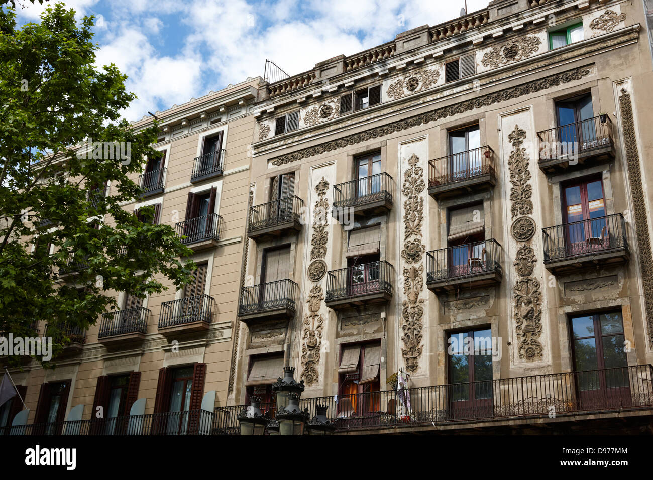 Balcones adornados y el diseño del edificio de pensiones 25 de las ramblas, la  Rambla dels Caputxins barcelona cataluña españa Fotografía de stock - Alamy