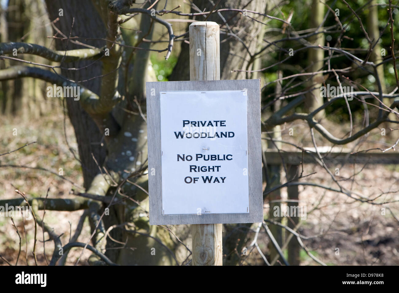 Signo de bosques privados con ningún derecho de vía pública, Sutton, Suffolk, Inglaterra Foto de stock