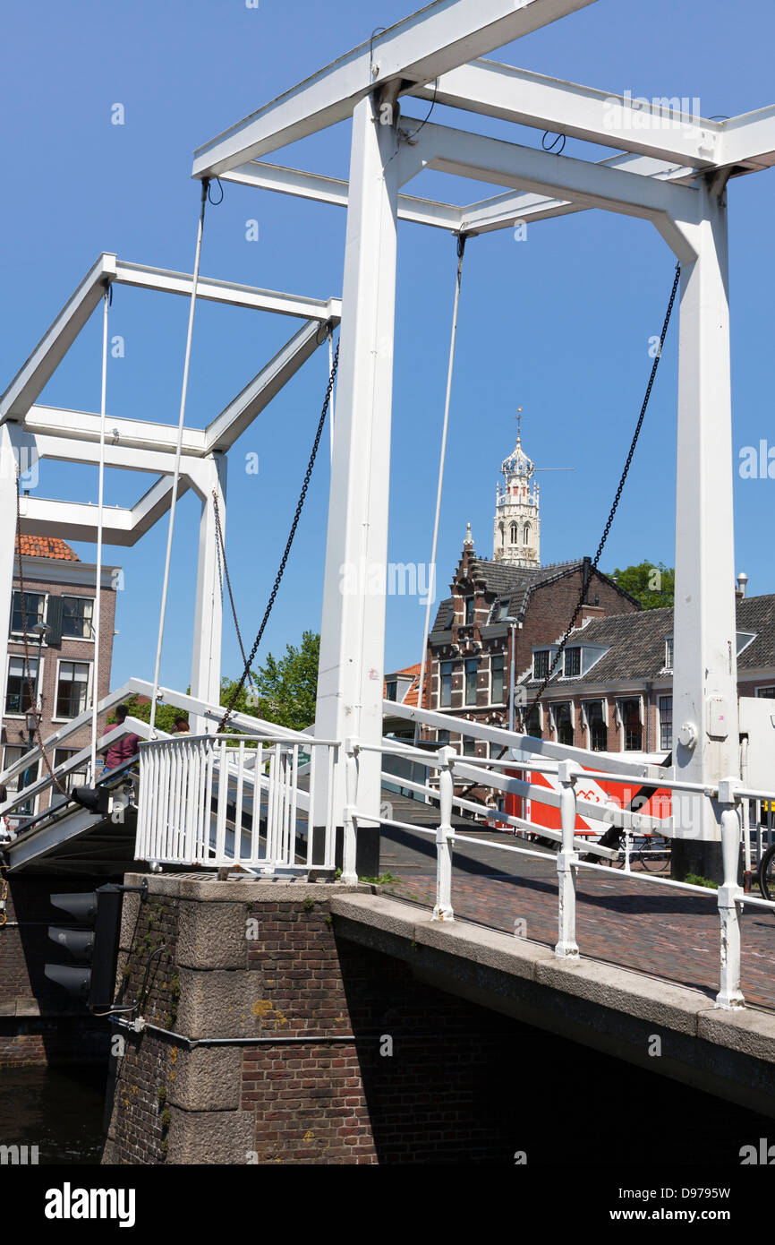 Dibujar Gravestenenbrug puente que cruce el río Spaarne en Haarlem en los Países Bajos Foto de stock
