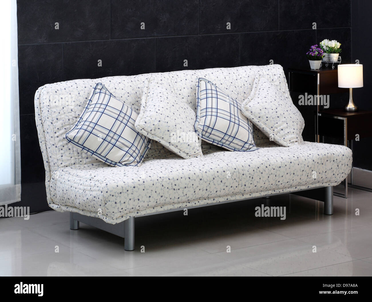 Un bonito sofá-cama confortable y lindo cojines Fotografía de stock - Alamy