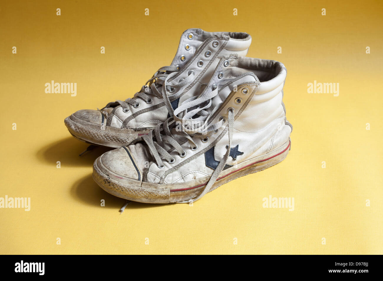 Un par de viejas botas Converse blancos Fotografía de stock - Alamy