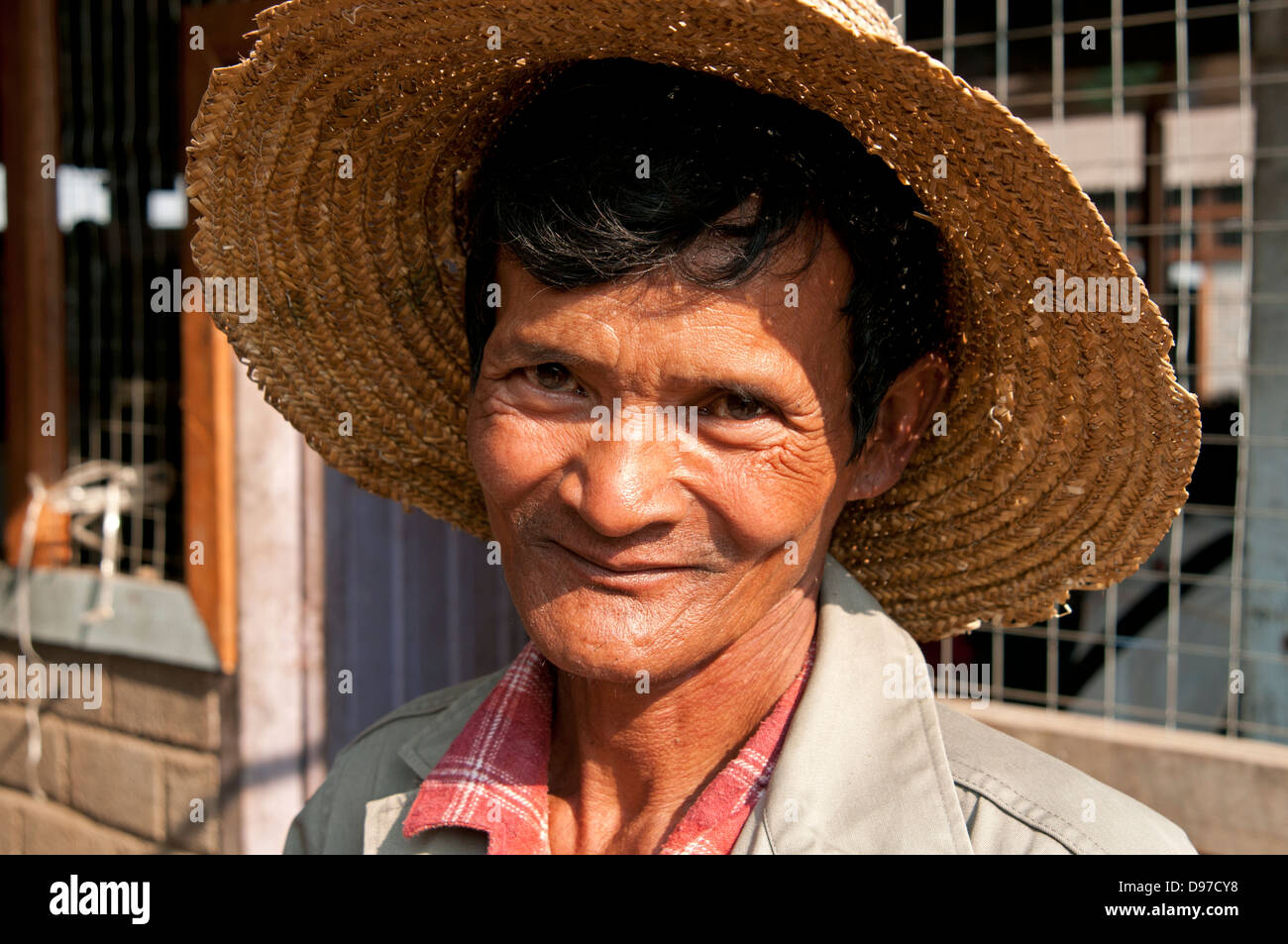 Man wearing a straw hat fotografías e imágenes de alta resolución