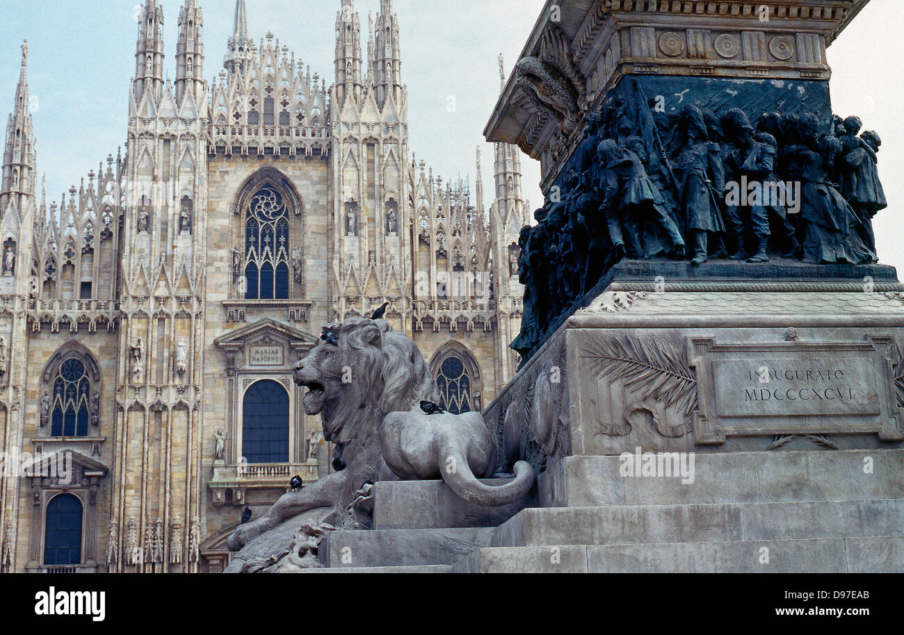 Duomo di Milano (la catedral de Milán) con la Vittorio Emanuele II (León y soldados) estatua en primer plano. La Plaza de la catedral de Milán, Italia, Europa. Foto de stock