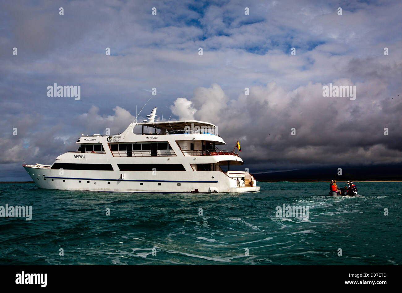 Barco de cruceros turísticos, Grand Odyssey, en la isla Isabela en Galápagos, Los Tintoreras Foto de stock
