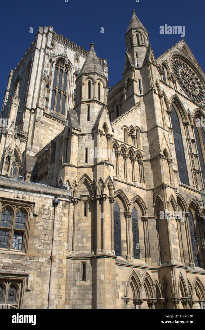 Retrato de color del lado sur de la Catedral de York en un día claro Foto de stock