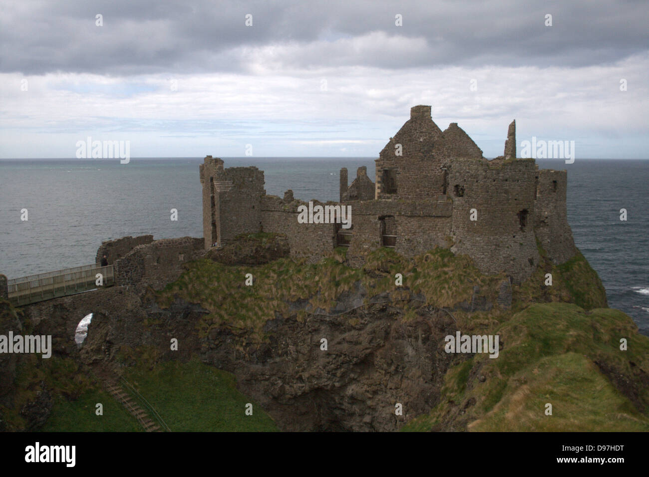 Castillo de Dunluce en la Costa Atlántica de Condado de Antrim, Irlanda del Norte Foto de stock