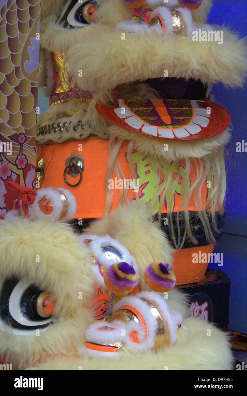 Close-up retrato de dos cabezas de dragón chino procesional vacía. Foto de stock