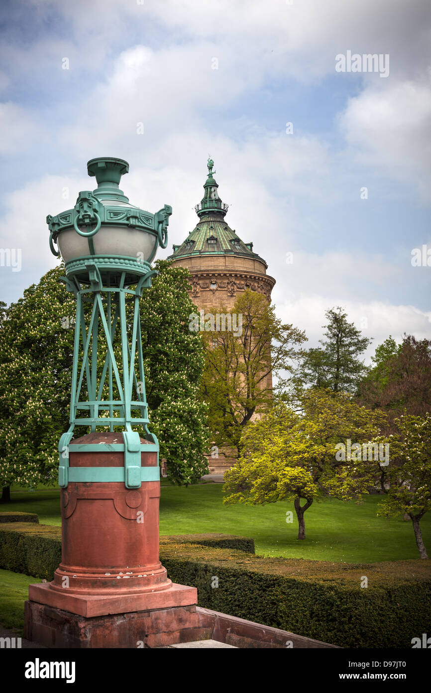 Mannheim, Alemania, Europa. Wasserturm (torre del agua) y la lámpara. Foto de stock