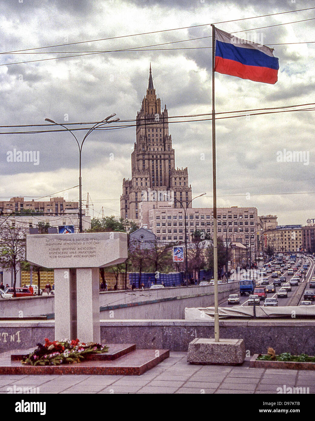 Mayo 22, 1997 - Moscú, RU - el monumento en honor a los tres hombres que fueron asesinados por debajo de este paso elevado en la lucha contra el intento de golpe de estado por parte de los comunistas de línea dura de deponer a Gorbachov en agosto de 1991, que condujeron a la disolución de la Unión Soviética en diciembre de 1991. Encima del memorial enarbola la bandera de la Federación de Rusia. El edificio en el fondo es el Ministerio de Relaciones Exteriores, una de las siete hermanas de Moscú, siete rascacielos diseñado en el estilo estalinista. (Crédito de la Imagen: © Arnold Drapkin/ZUMAPRESS.com) Foto de stock